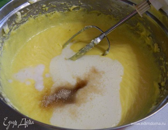 Добавить соль (на кончике ножа), ванильный сахар, разрыхлитель (я пользуюсь содой, гашёной уксусом), молоко, всё тщательно размешать.