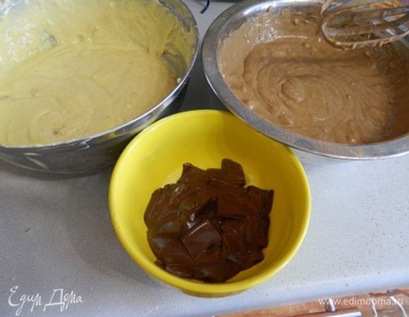 Бананы добавить в тесто. Тесто разделить на две часть, в одну часть добавить какао. Шоколад растопить в микроволновке.
