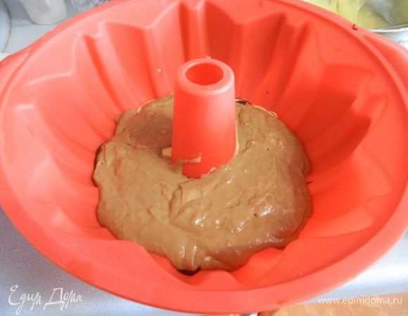 Затем выкладываем часть тёмного теста. Повторяем слои пока не кончится тесто (светлое, шоколад, тёмное и т.д.).
