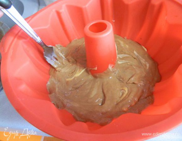 Для получения "мраморного эффекта" прокручиваем вилкой тесто, рисуем как бы "спираль".