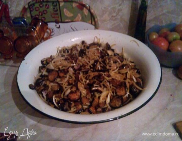 Добавить к баклажанам нарезанный полукольцами лук, порубленный чеснок, приправы. Солить больше не надо. Залить уксусом и прокипяченным, остудившимся подсолнечным маслом. Перемешать и оставить на ночь в эмалированной посуде.