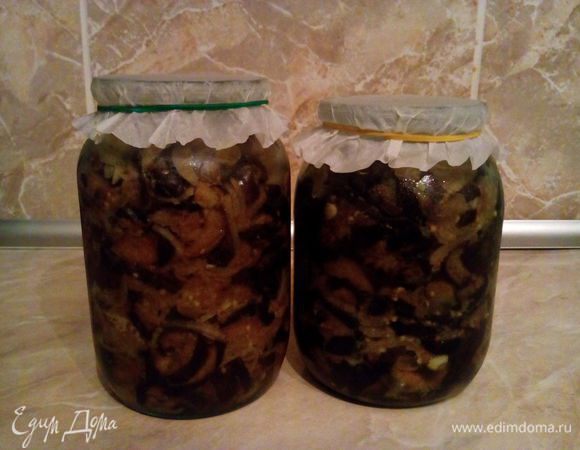 На второй день разложить по баночкам и накрыть пергаментной бумагой. Хранить в холодильнике.