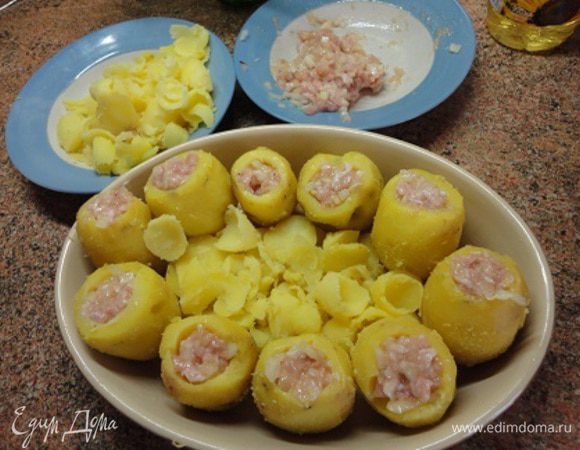 3.	Приготовить начинку. Лук репчатый нарезать мелкими кубиками и смешать с мясом, укропом, сырым яйцом и сливочным маслом. Посолить, поперчить ( по 1/2 чайной л. соли и по 1/4 черного и красного перца ) и хорошо перемешать.
4.	Готовым фаршем наполнить картофелины и поставить их на смазанный маслом противень. Сверху выложить немного сметаны ( по половине чайной ложки). 
