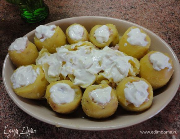 5.	Если остался фарш (как у меня, поскольку я изначально взяла 300 г фарша) и осталось место в форме, то можно использовать картофельные серединки (даже без фарша, если такового не осталось), посолить, поперчить и выложить в середину слоями. Сверху полить сметаной. Запекать в духовке 25-30 минут при температуре 220-250 градусов.