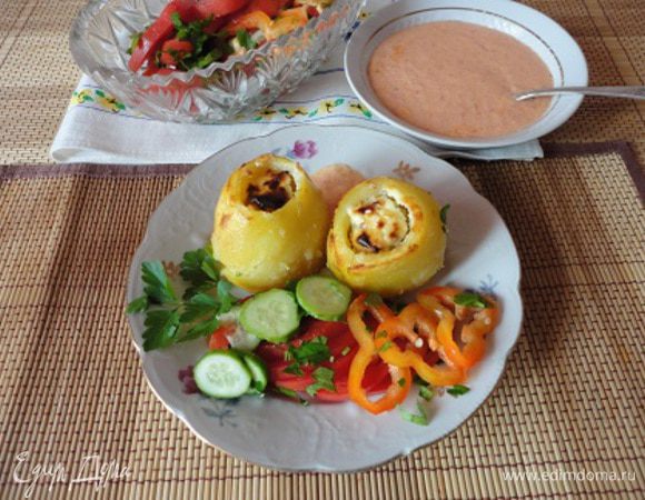 6.	Приготовить соус. На сковороде разогреть масло, добавить муку и слегка поджарить. Развести сметаной, добавить томатную пасту. Прокипятить, посолить, поперчить. Подавать отдельно к картофелю.
7.	В начинке вместо мясного фарша можно использовать мелко нарезанную рыбу. Можно также начинить картофель жареными грибами или зеленым луком с яйцом.
