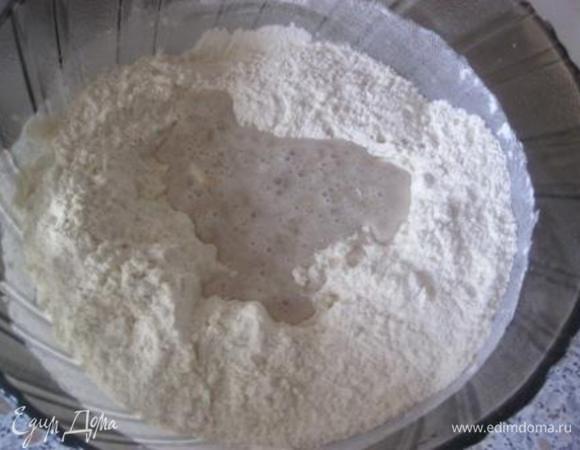 В миску с мукой влить подошедшую опару, перемешать.
