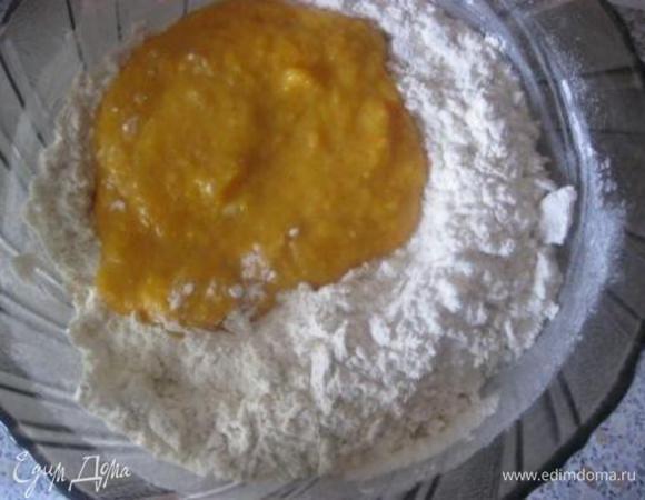 Влить тыквенно-яичную смесь, перемешать.