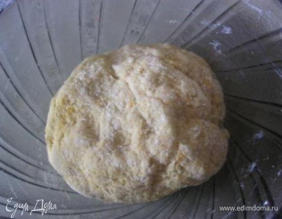 И замесить мягкое, не липнущее к рукам тесто.


Прикрыть миску с тесом полотенцем и убрать в теплое, без сквозняков место , на 1 час.