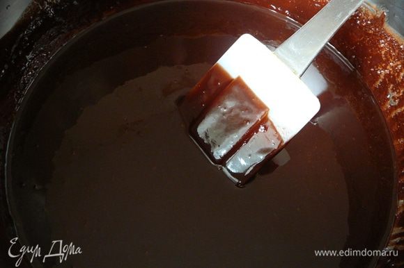 Расплавить шоколад и сливочное масло на водяной бане. Перемешивать, пока смесь не станет однородной.