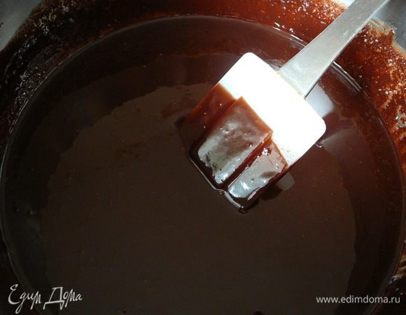 Расплавить шоколад и сливочное масло на водяной бане. Перемешивать,  пока смесь не станет однородной.