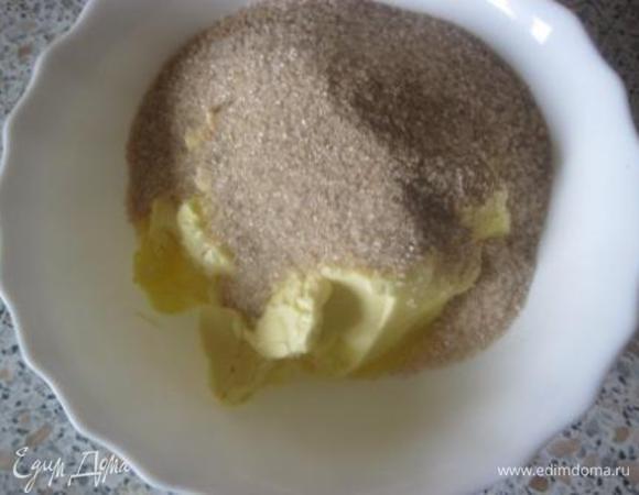 Начинка:
Смешать сахар с корицей , мускатным орехом и солью.
Добавить мягкое сливочное масло, все хорошо перемешать.