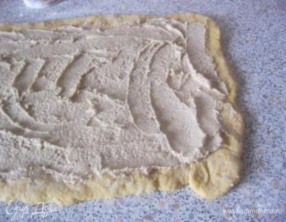 Раскатать подошедшее тесто в пласт, примерно, 30х40 см.
Нанести равномерно начинку.