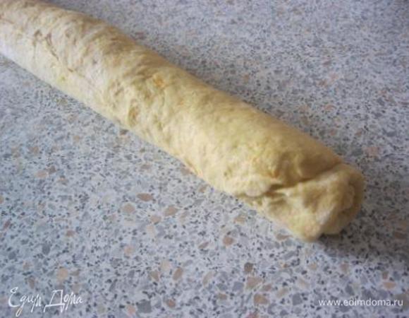 Свернуть в рулет, с широкой стороны.
нарезать на кусочки, толщиной 3-4 см.