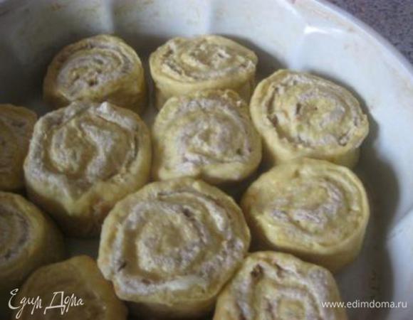 Форму ( 26 см) смазать растит..маслом и выложить булочки.
Прикрыть полотенцем и оставить в теплом месте на 20-30 минут.
Выпекать в разогретой до 180 С духовке, минут 30-35, до золотистого цвета