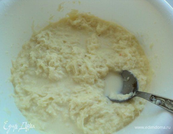 Картошку потереть на терке для картофеля. На этой же терке натереть луковицу, добавить в тертую картошку. Лук и сметану добавить к картофельной массе когда будет протерта 1-2 картошки, тогда драники будут светлыми.