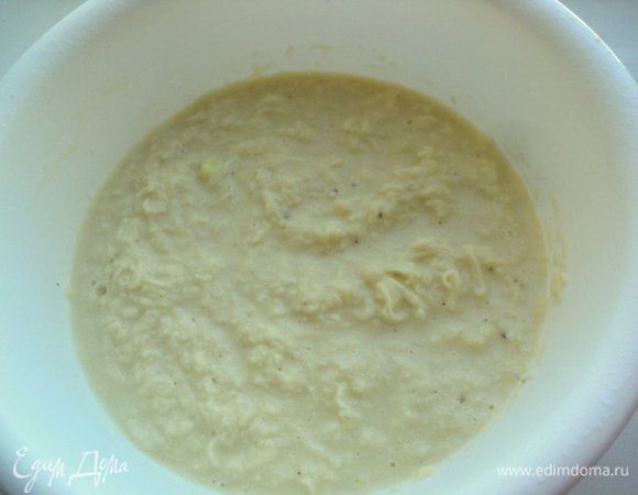 Слегка взбить яйцо и вылить в картофель. Посолить, поперчить по вкусу, добавить муку, выдавить чеснок, хорошо размешать.