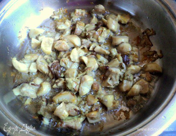 Приготовим грибной соус: свежие белые грибы помыть, разрезать на кусочки и отварить в подсоленной воде в течении 20 минут. Если брать сухие белые грибы, то их необходимо предварительно замочить на 3 часа, затем отварить в той же воде до готовности. Воду слить в отдельную посуду (не выливать), грибы поджарить на растительном масле до золотистого цвета.