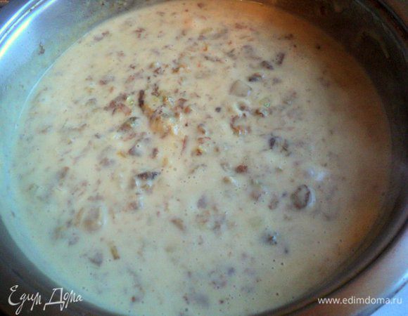 Муку пассировать на сухой сковородке до кремового цвета. Затем подливая понемногу грибной отвар и постоянно помешивая довести консистенцию соуса как сметана. Добавить грибы и лук, проварить до загустения. В конце добавить сметану, посолить и поперчить по вкусу. Довести до кипения и выключить. Соус готов.
