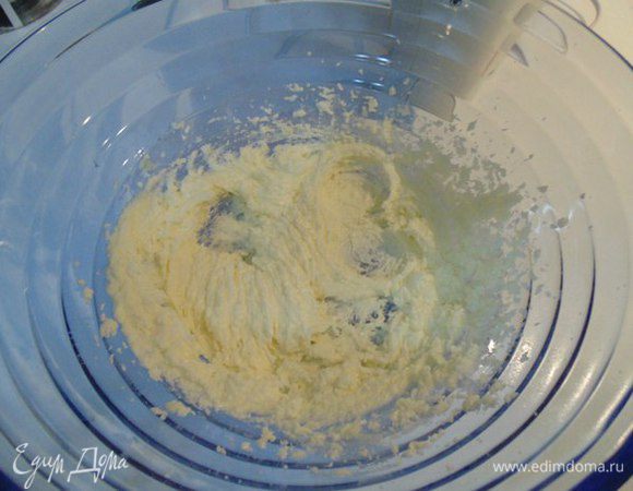 Мягкое сливочное масло взбить с щепоткой соли, сахаром и ванилином.