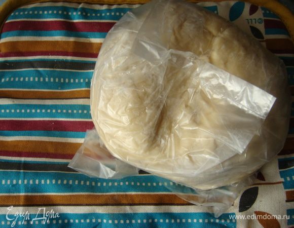 Замесить тесто,муку просеивать постепенно перемешивая с начало венчиком или ложкой, а потом руками, не очень тугое к рукам немного должно липнуть, обвалять в муке и положить в мешочек.