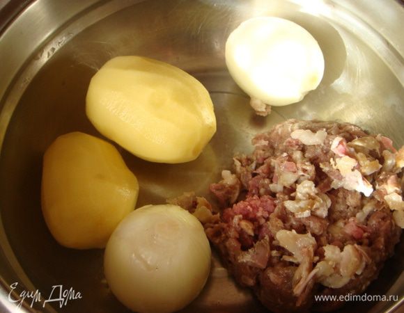 Тем временем готовим начинку: у меня была четвертинка от гуся с ногой, отделить мясо и провернуть блендером не оч.мелко, картофель и лук мелко порезать, посолить, поперчить, с солью осторожно у гуся мясо солоноватое.