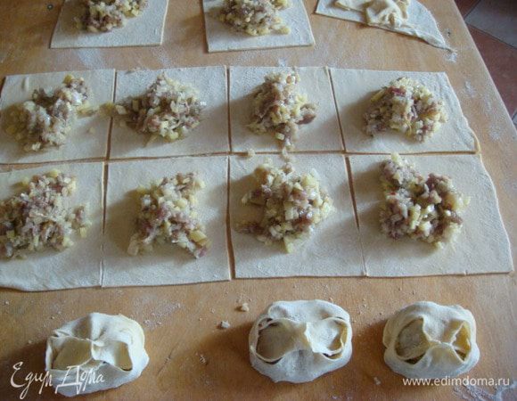 Тесто разделить на 2 части из одной раскатать пласт и разделить, в центр начинку и защипнуть.