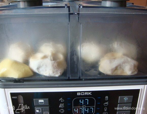 Уложить в пароварку на 45- 50 минут (я поставила 50 мин., т. к. налила холодную воду).