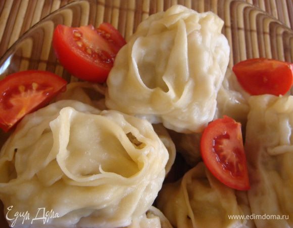 Получились невероятно вкусные, сочные манты, подавать с соусом: кетчуп+сметана и зелень.