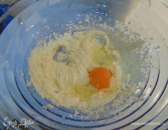 Добавить яйца по одному,  взбивая после каждого добавления.