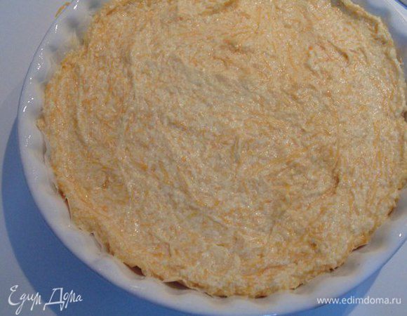 Форму выстелить бумагой для выпечки. Выложить тесто в форму. Выпекать 30 минут. Готовый пирог остудить на решетке.