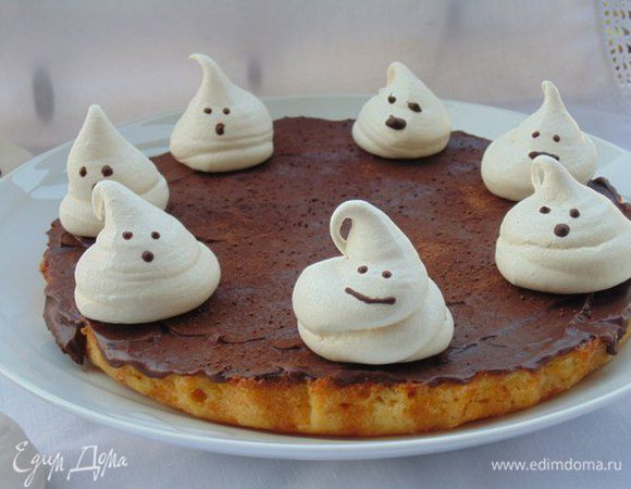 Приготовить глазурь: в кастрюлю влить сливки, добавить поломанный на дольки шоколад, готовить на маленьком огне до расплавления шоколада. Не кипятить!! Готовой глазурью полить пирог. Поставить в холодильник на пару часов. Перед подачей посыпать какао и украсить безе.