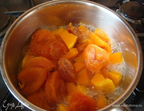 Начинка, тыкву порезать и в сотейник (кастрюльку)+100 мл.воды до кипения, огонь убавить и варить до мягкости 5 минут +курагу промытую 100 гр.(для того чтобы курага под паром стала мягкой и еще 5 минут,воду слить у меня осталось примерно 20 мл., пюрировать блендером.