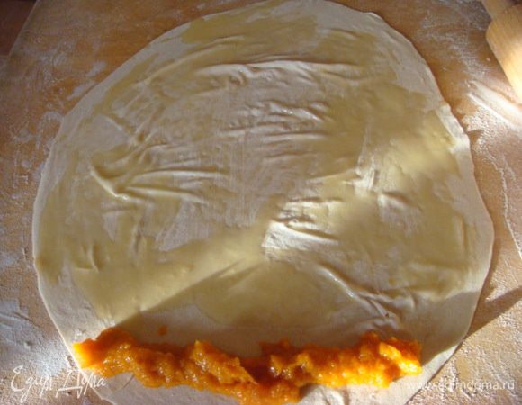 Выкладываем начинку (я разделила начинка на 4 части) можно и на большее кол-во.
Остальное было с мясом.
Масло сливочное растопить +подсолнеч.без запаха перемешать и кисточкой промазать пласт, сворачиваем в рулет и потом улиткой верх тоже промазать маслом(если масла не хватит ,то необходимо доготовить).