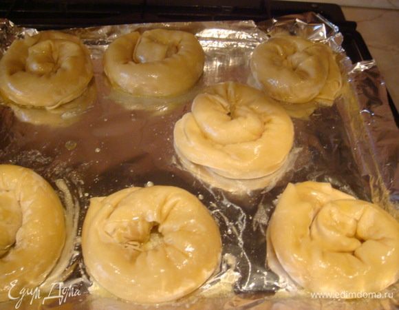 На противень, бумагу или фольгу и выпекаем в разогретой духовке при 180 гр.,30-35 минут.