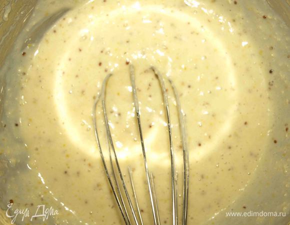 В миске взбить яйцо, растительное масло, йогурт, горчицу, соль, сахарную пудру.