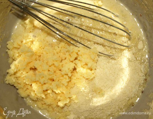 Измельченные орехи кешью и сыр добавить к яично-йогуртовой смеси. Хорошо перемешать.