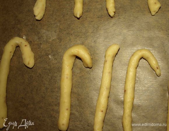 Сформировать  палочки (не очень толстые),  из палочки можно сделать клюку) выкладываем на противень застеленный пекарской бумагой и отправляем в заранее разогретую на 180 гр  духовку и выпекаем до золотистого цвета. Примерно 15-20 минут, зависит от вашей духовки.