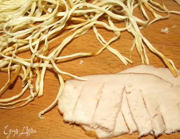 Копченый сыр косичкой расплетаем, и делает веревки. Ветчину тонко режем, нарезаем по краям. 