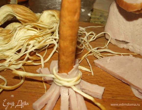 Ветчиной обматываем печенье, связываем сырной веревкой. 