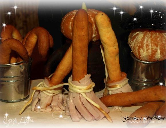 А если очистить мандарин) и сделать из марципана или мармелада, а можно и из сельдерея хвостик, то получится, вот такая забавная тыква) 



Приятного аппетита и веселого праздника)))