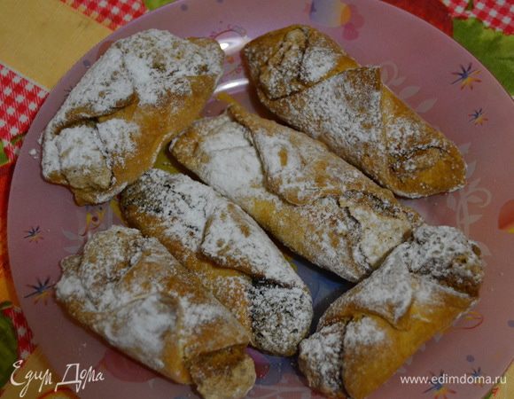 Квадратики наполняем белками с орехами. Скручиваем из квадратиков рогалики.