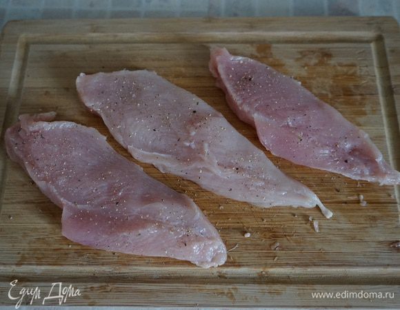 Включаем разогреваться духовку до 200 градусов.
Куриное филе моем, сушим бумажным полотенцем. Разрезаем вдоль, чтобы получился нетолстый слой. Хорошо солим, перчим.

