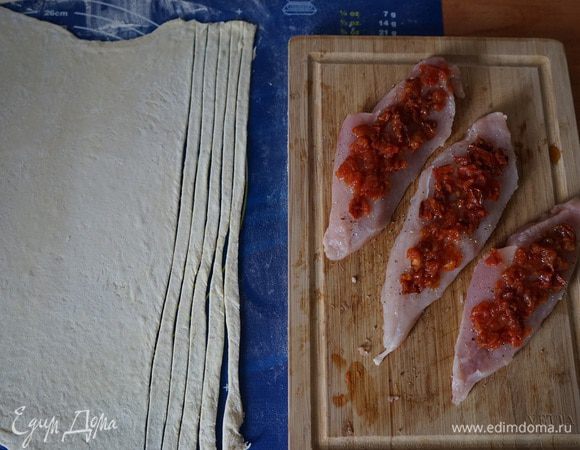 Вяленые помидорки (кстати, от Галиюши http://www.edimdoma.ru/retsepty/60099-vyalenye-pomidory) мелко режем и выкладываем на филе. Слоеное тесто тонко раскатываем и нарезаем длинные полоски.