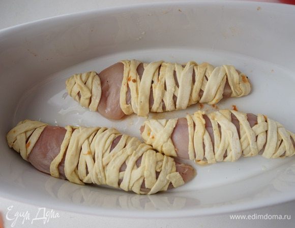 Укутываем полосками теста наши куриные мумии и укладываем в смазанную раст. маслом форму. Выпекаем по инструкции к тесту. У меня это было 7 минут при 200 градусах и 25 минут на 180 градусах.