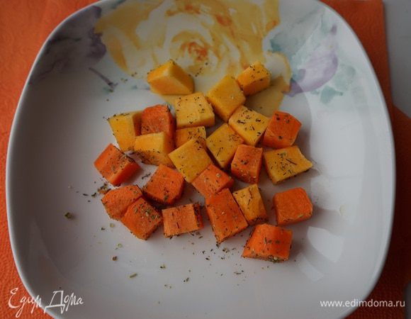 У нас есть 32 минуты на сооружение остальных составляющих нашего завтрака. Пару долек тыквы (не смогла указать в ингредиентах, что нам надо не 2 тыквы, а только 2 дольки) и морковь режем кубиками одинакового размера, немного солим и присыпаем любимыми травками. У меня это смесь итальянских трав. Выкладываем на смазанную раст. маслом фольгу в форму и отправляем в духовку к куриному филе. Мы как раз убавили температуру до 180 градусов, так что они должны приготовиться одновременно.