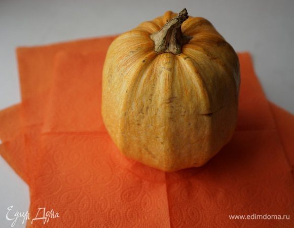 Маленькую тыкву моем, отрезаем пару колечек, чистим от кожуры и семечек. 