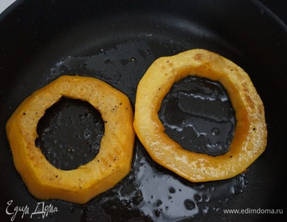 Выкладываем на разогретую сковороду с раст. маслом, солим, перчим по вкусу, можно добавить щепотку мускатного ореха. Закрываем крышкой, убавляем нагрев на минимальный и тушим 3-4 минутки. Повторить для другой стороны. 