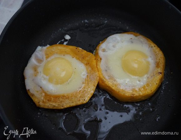Убираем крышку, разбиваем в середину кольца яйцо, солим и жарим до готовности яйца. 