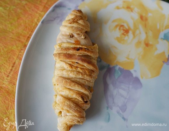 Накрываем завтрак. Мумии-филе рисуем горчицей глазки, кетчупом подрисовываем ротик. 