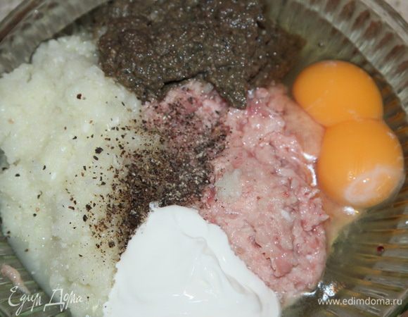 Лук измельчаем блендером. К фаршу добавляем 3 столовые ложки грибной смеси, лук, яйцо, 2 столовые ложки сметаны и молотый черный перец по вкусу